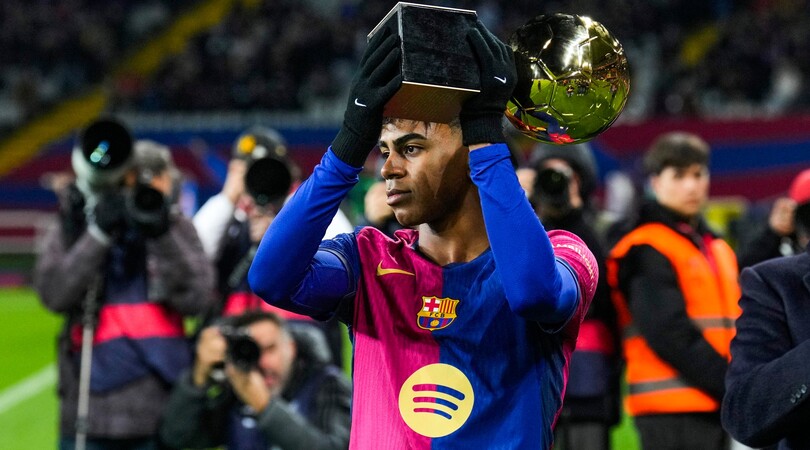 Yamal, ecco il Golden Boy: il trofeo mostrato ai tifosi del Barcellona nel prepartita