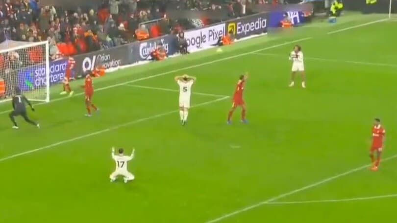 Zirkzee, l'assist della vittoria che Maguire spreca. De Ligt horror