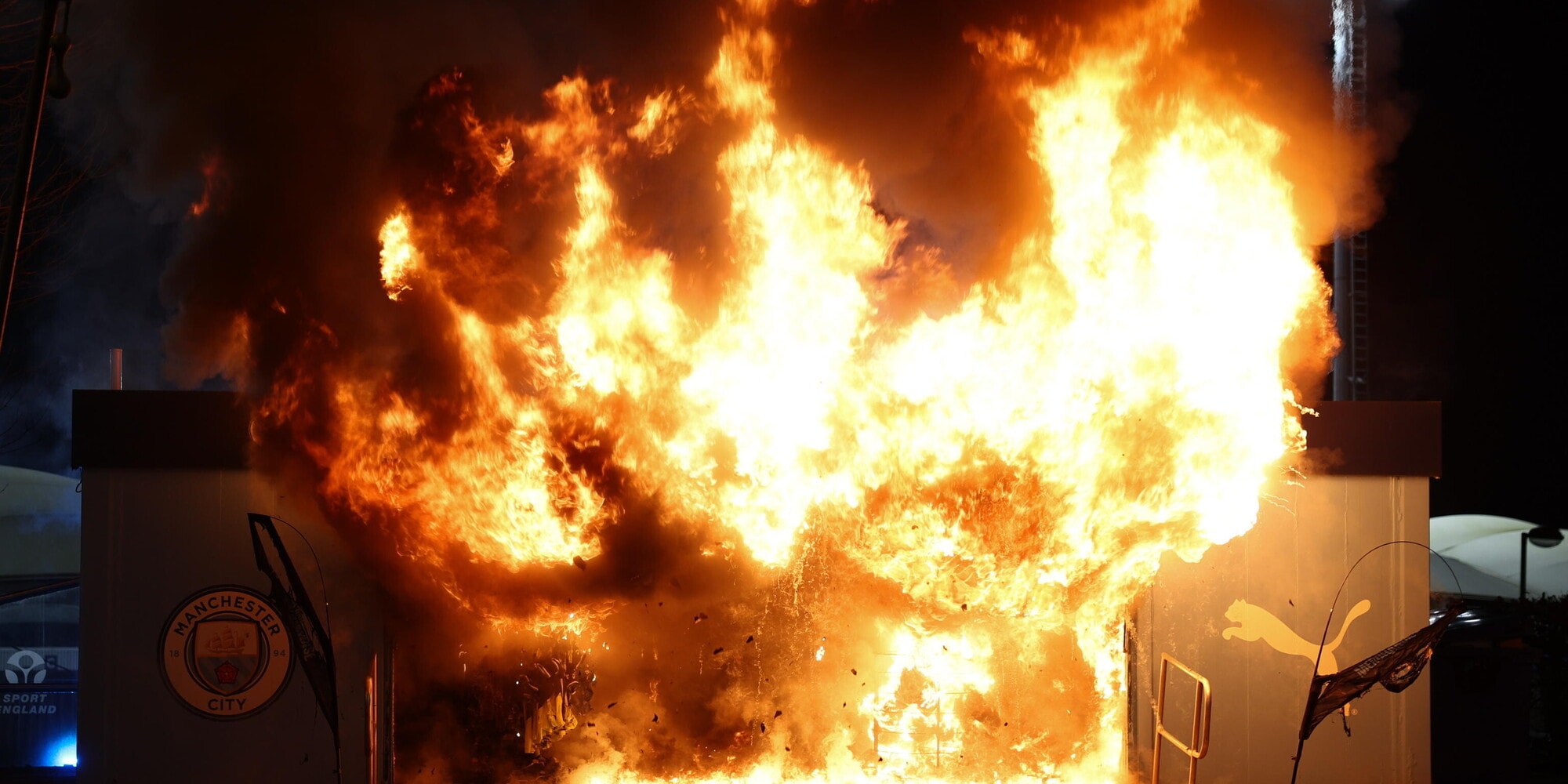 Incendio all’Etihad Stadium prima di Manchester-City Brugge: fiamme e paura