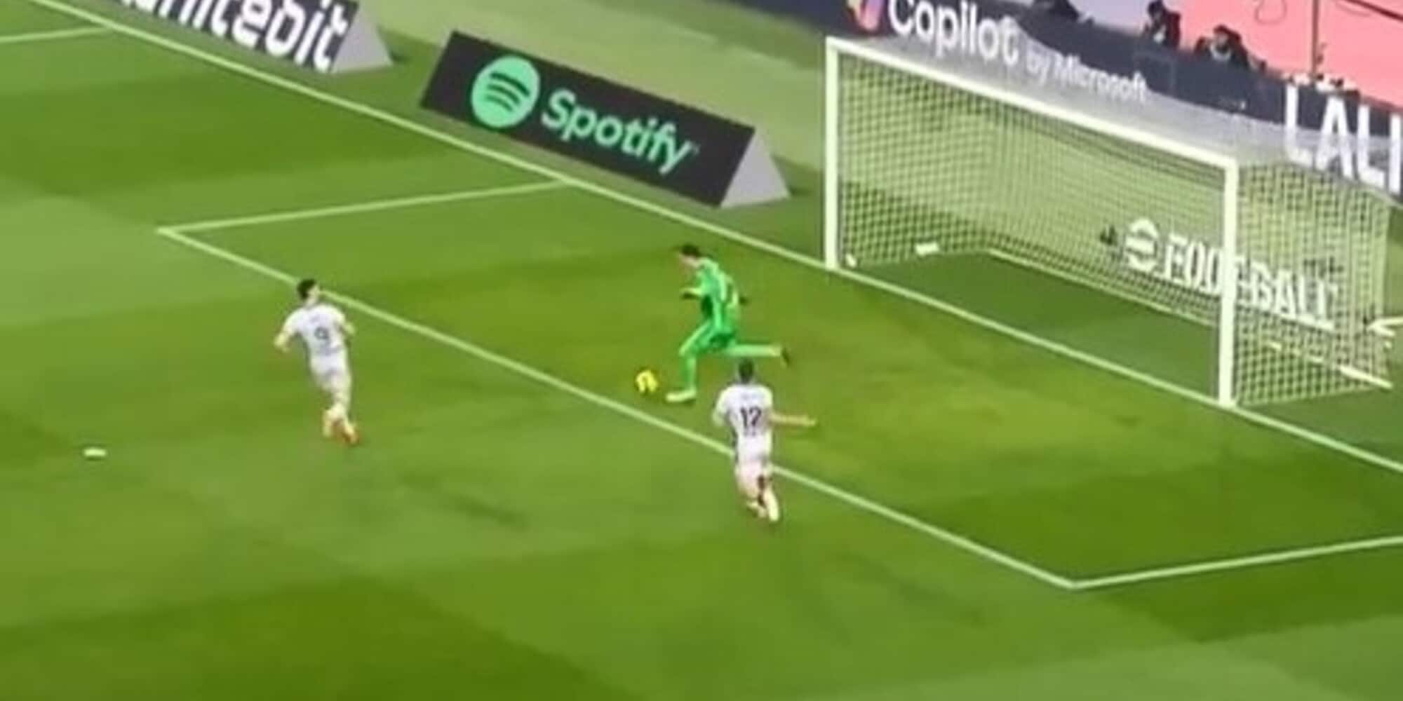 Palla c'è, palla non c'è: la giocata di Szczesny esalta il Barcellona