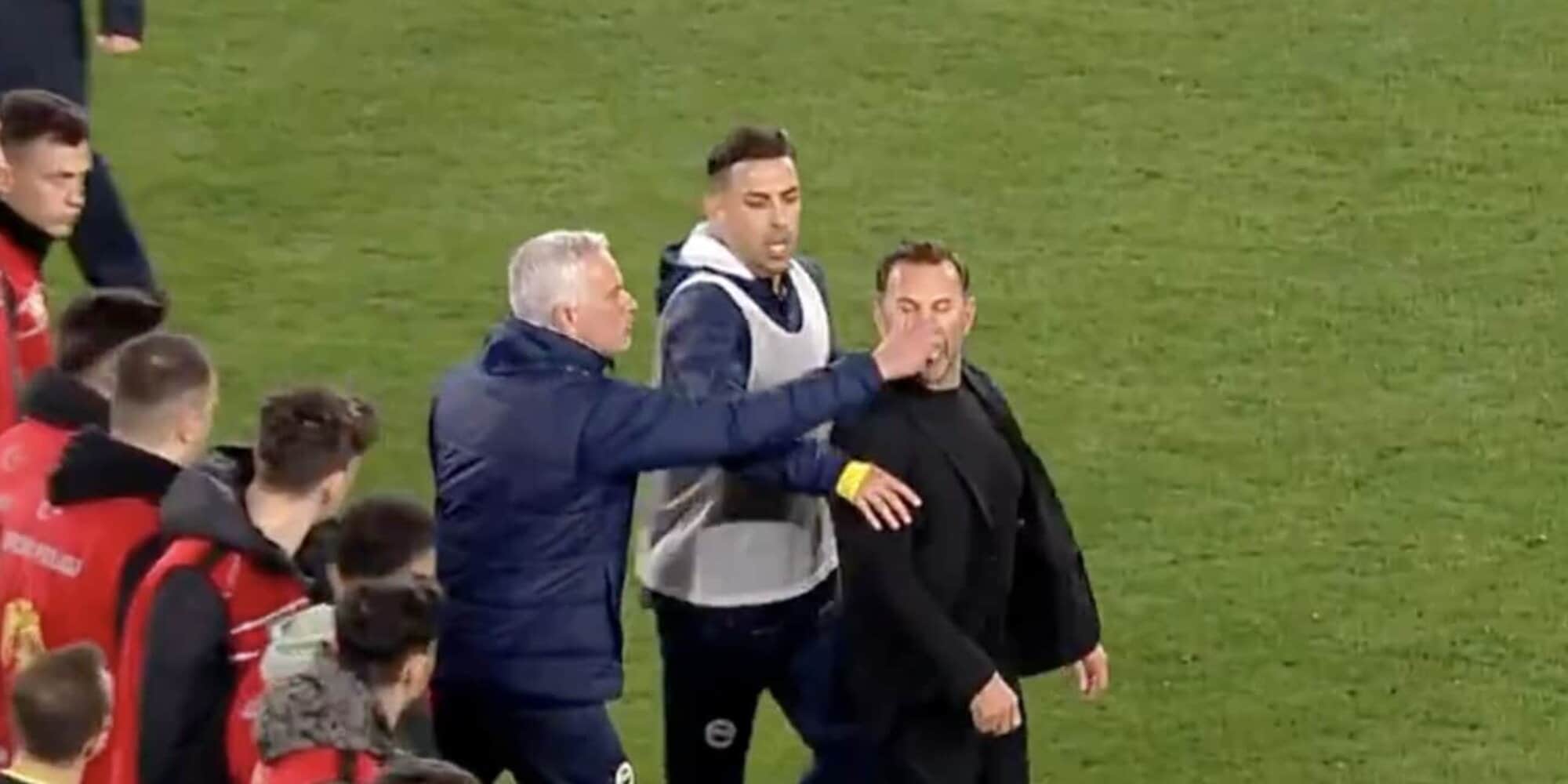 Bufera in Fenerbahce-Galatasaray: Mourinho prende il naso di Buruk, 3 espulsi nel recupero!