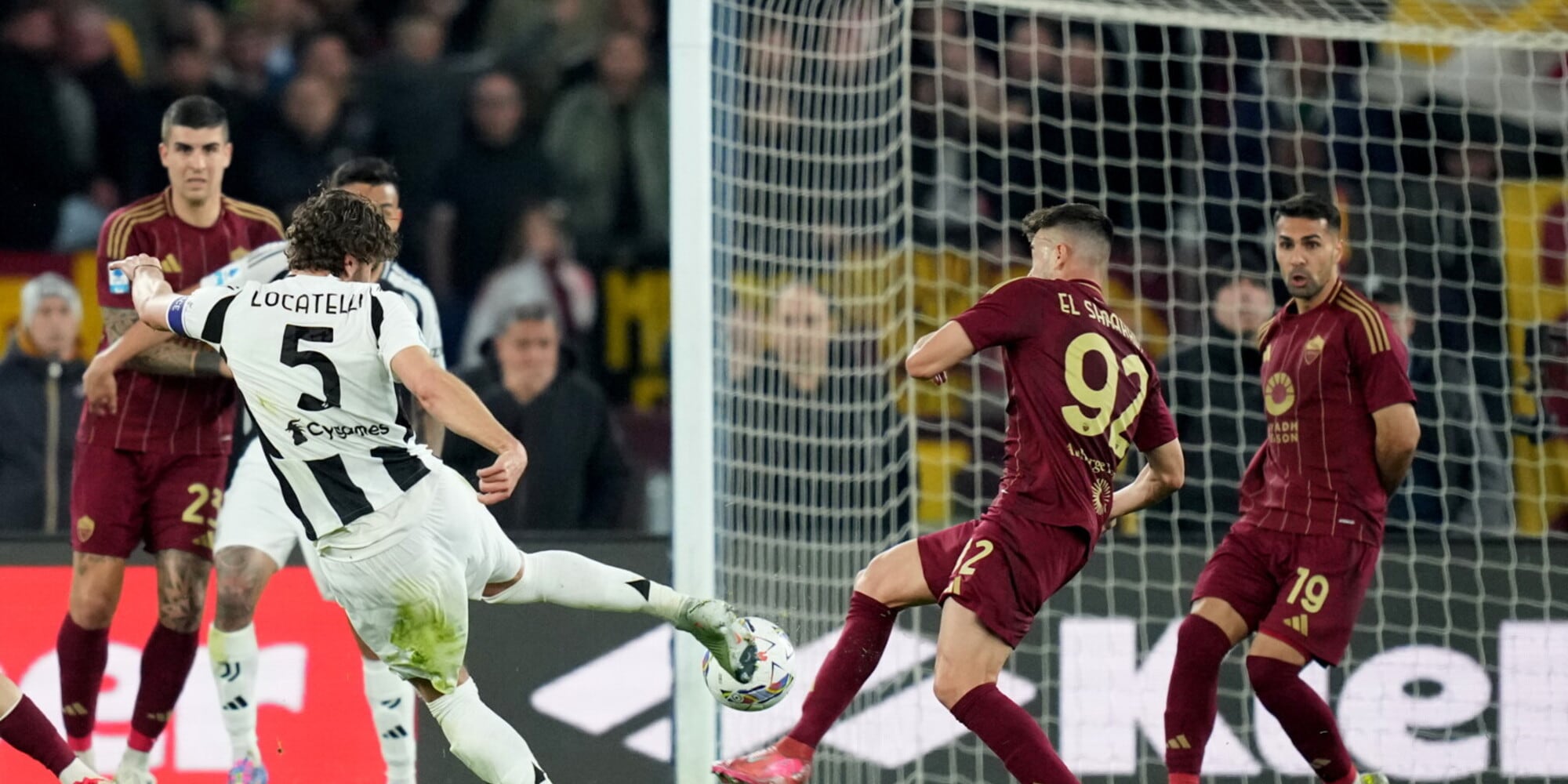 Destro al volo dal limite dell'area: Locatelli, primo gol da capitano Juve