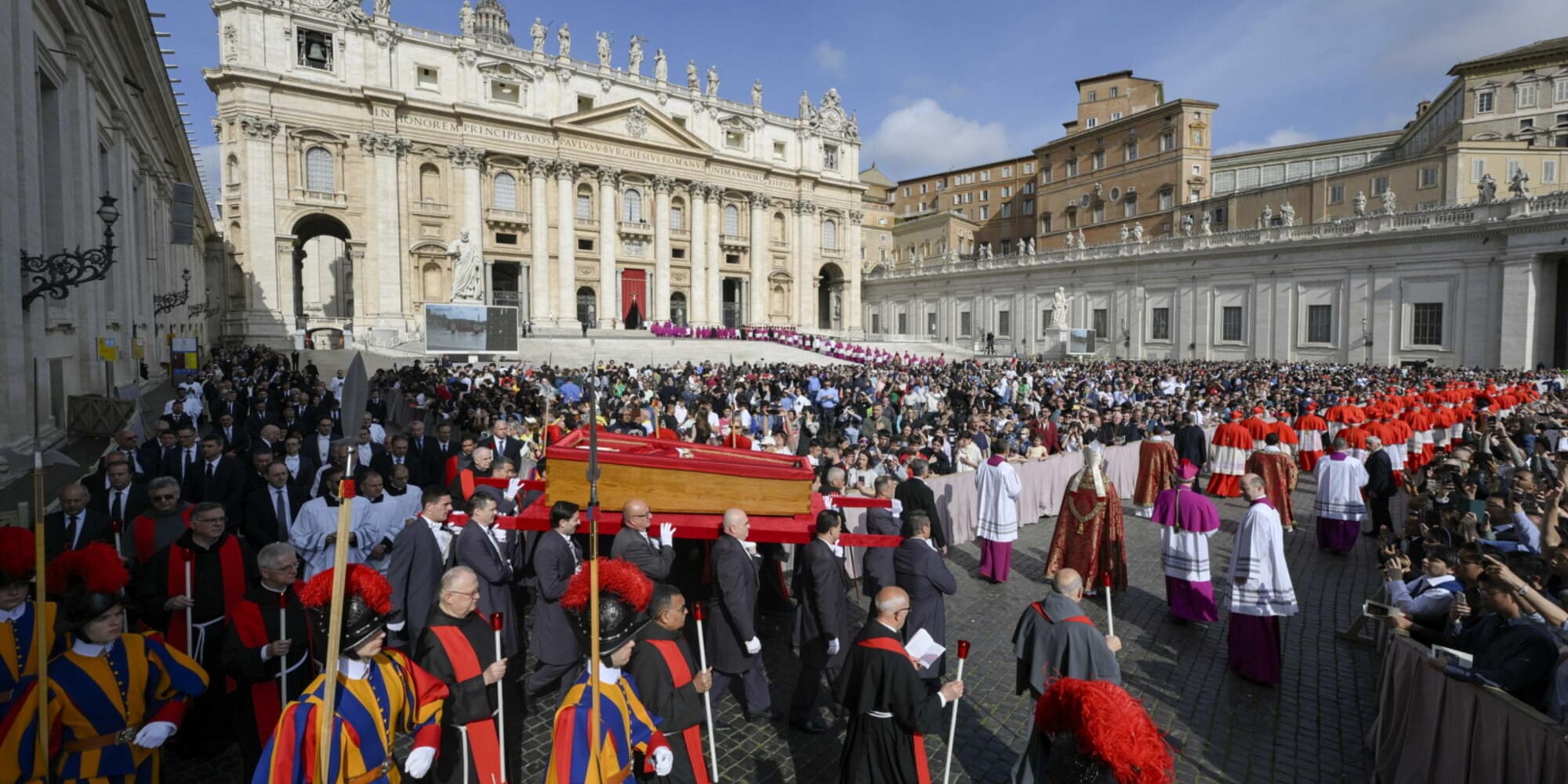 La salma di Papa Francesco a San Pietro: migliaia di fedeli in fila per ore
