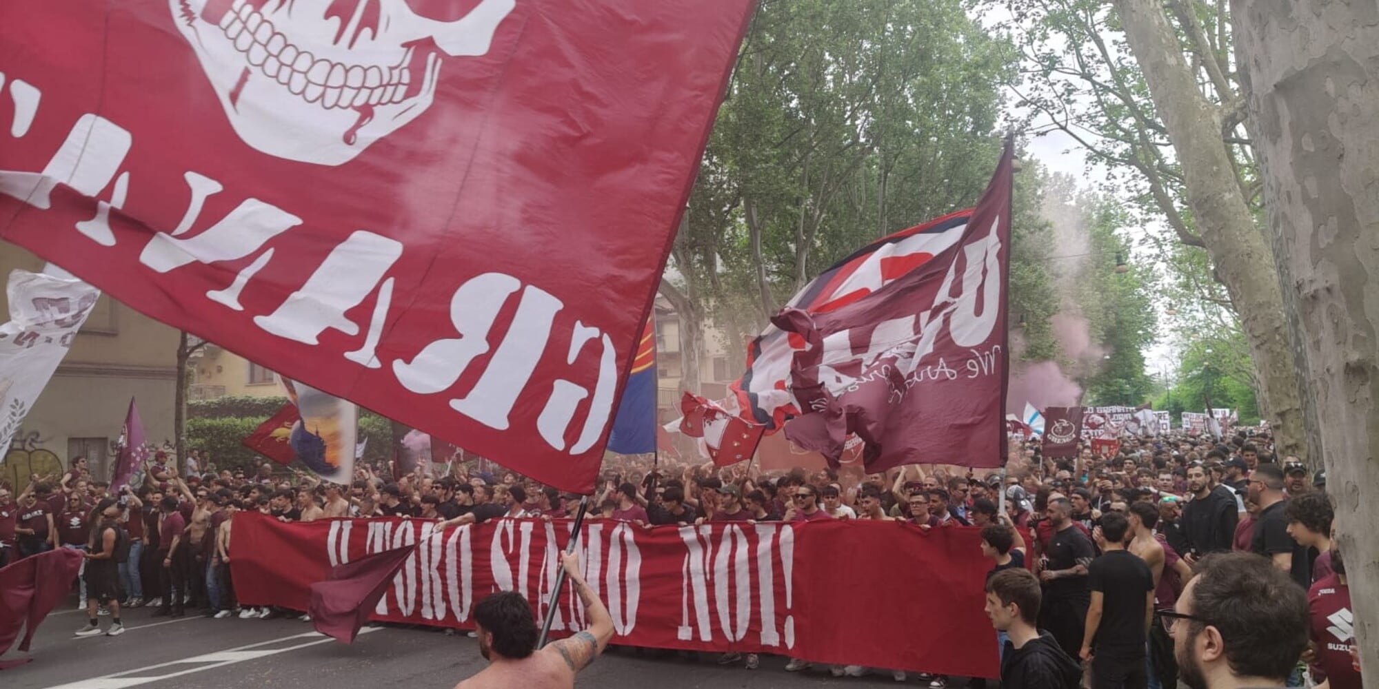 Torino ricorda Superga e omaggia gli Invincibili: tantissimi tifosi per le strade della città

 
