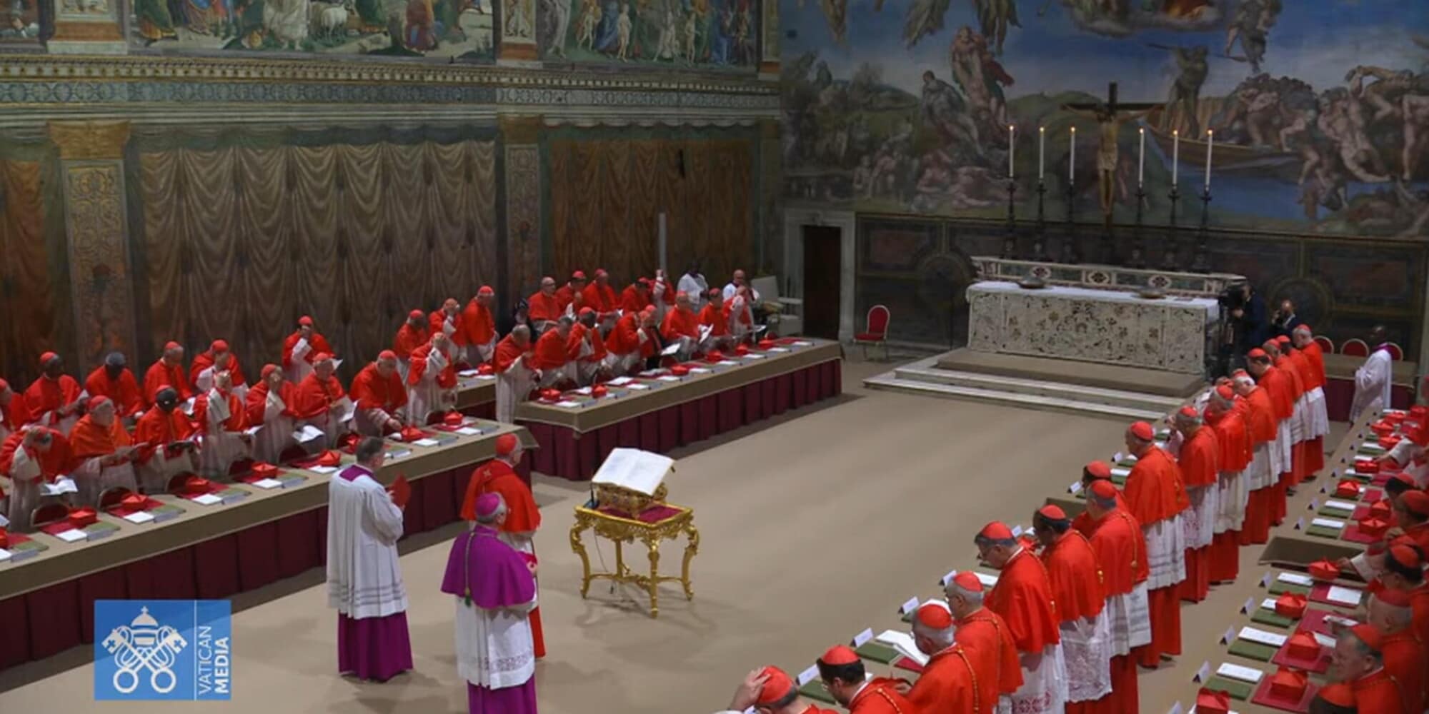 Conclave, i cardinali nella Cappella Sistina: giurano fedeltà e segretezza