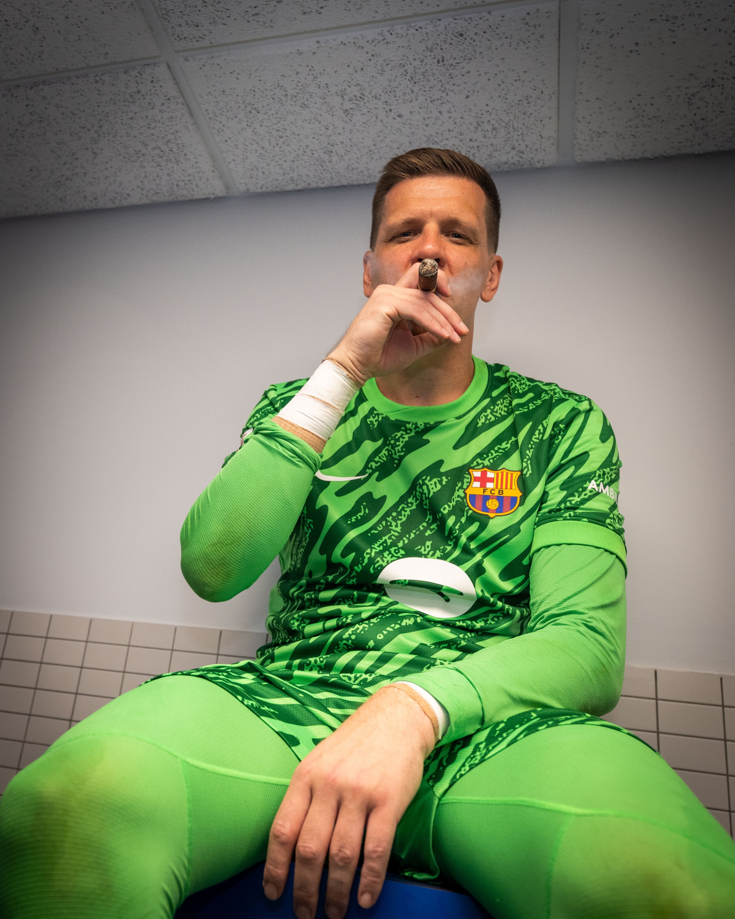 Szczesny con il sigaro nello spogliatoio festeggia la vittoria della Liga con il Barcellona