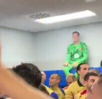 Szczesny seduto sopra gli armadietti che fuma il sigaro