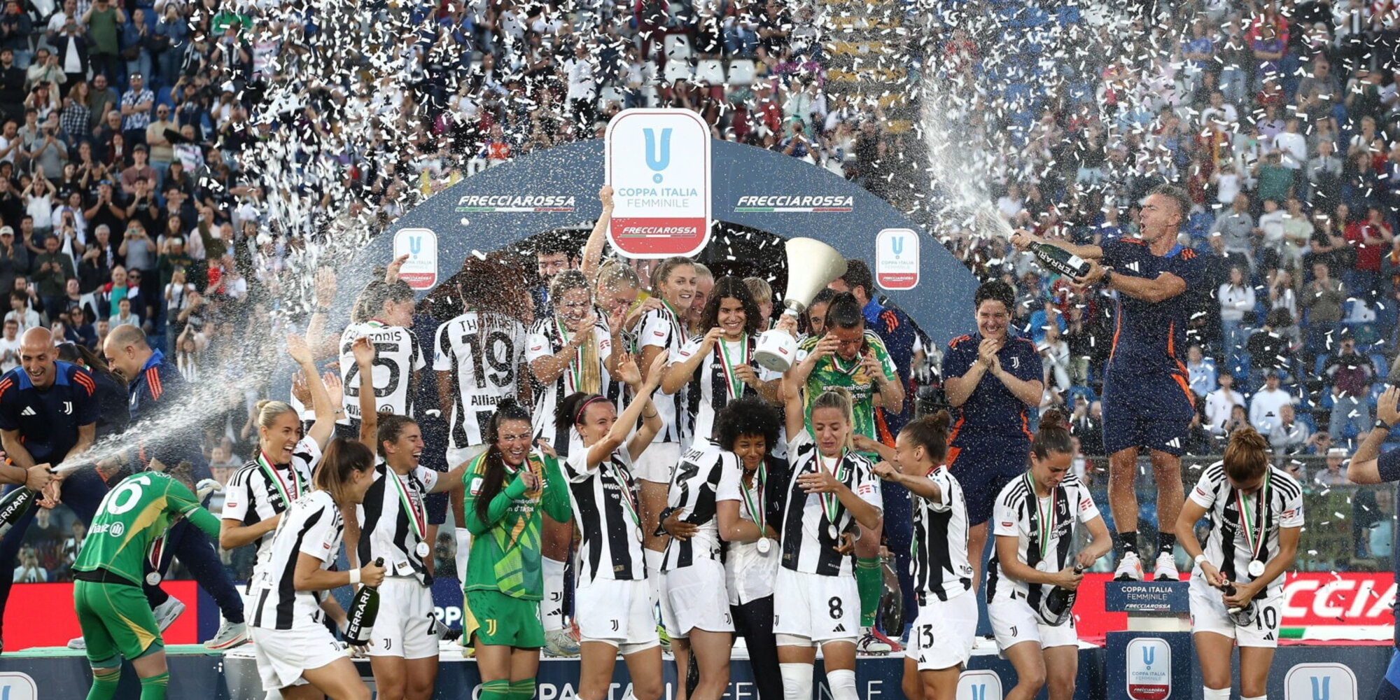 Juve Women, è festa grande! Girelli scatenata, Rosucci bacia la coppa