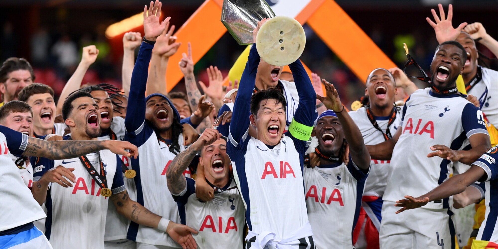 Tottenham, una festa attesa 41 anni: gioia folle in campo, United nell'incubo
