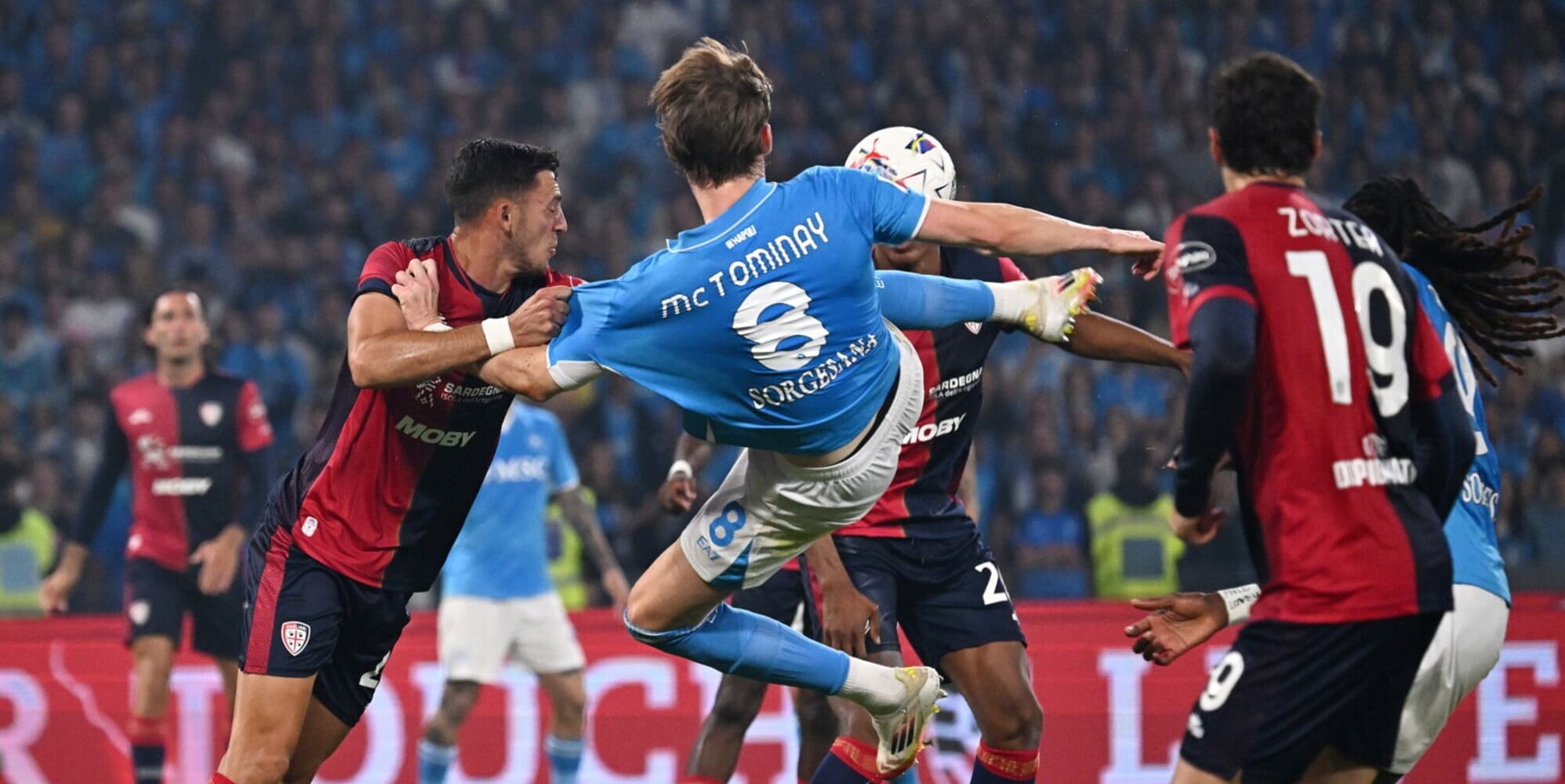 McTominay abbatte il muro Cagliari e fa sognare Napoli: gol senza senso!