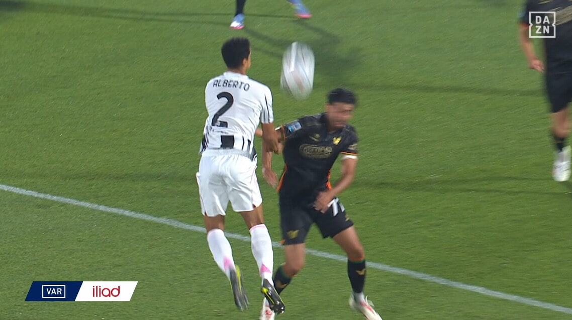 Subito check del Var per un tocco di braccio e l'arbitro che annulla la rete della Juventus.