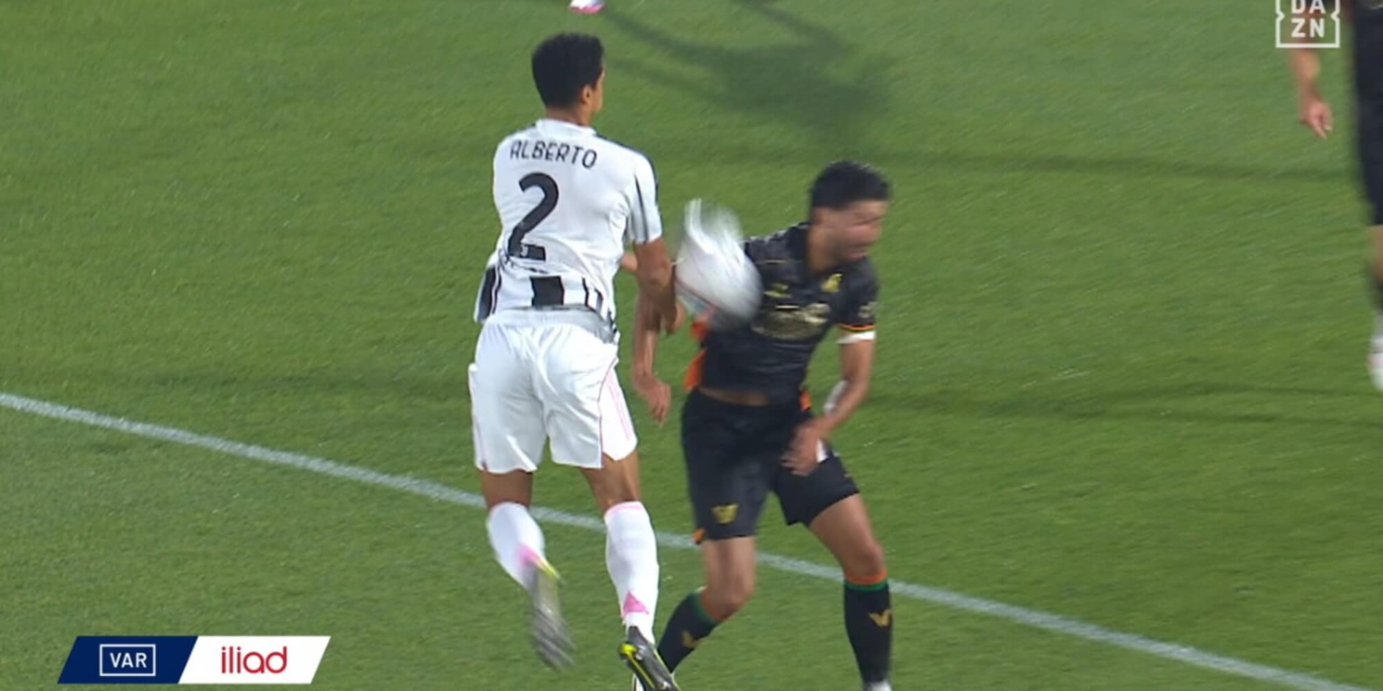 Alberto Costa, eurogol da Juve: il Var interviene e lo annulla
