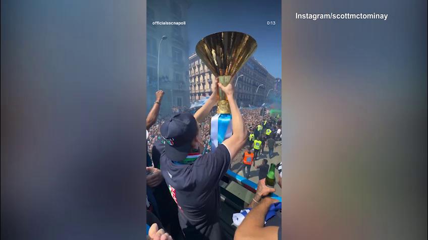 Napoli, McTominay bacia la coppa dello Scudetto