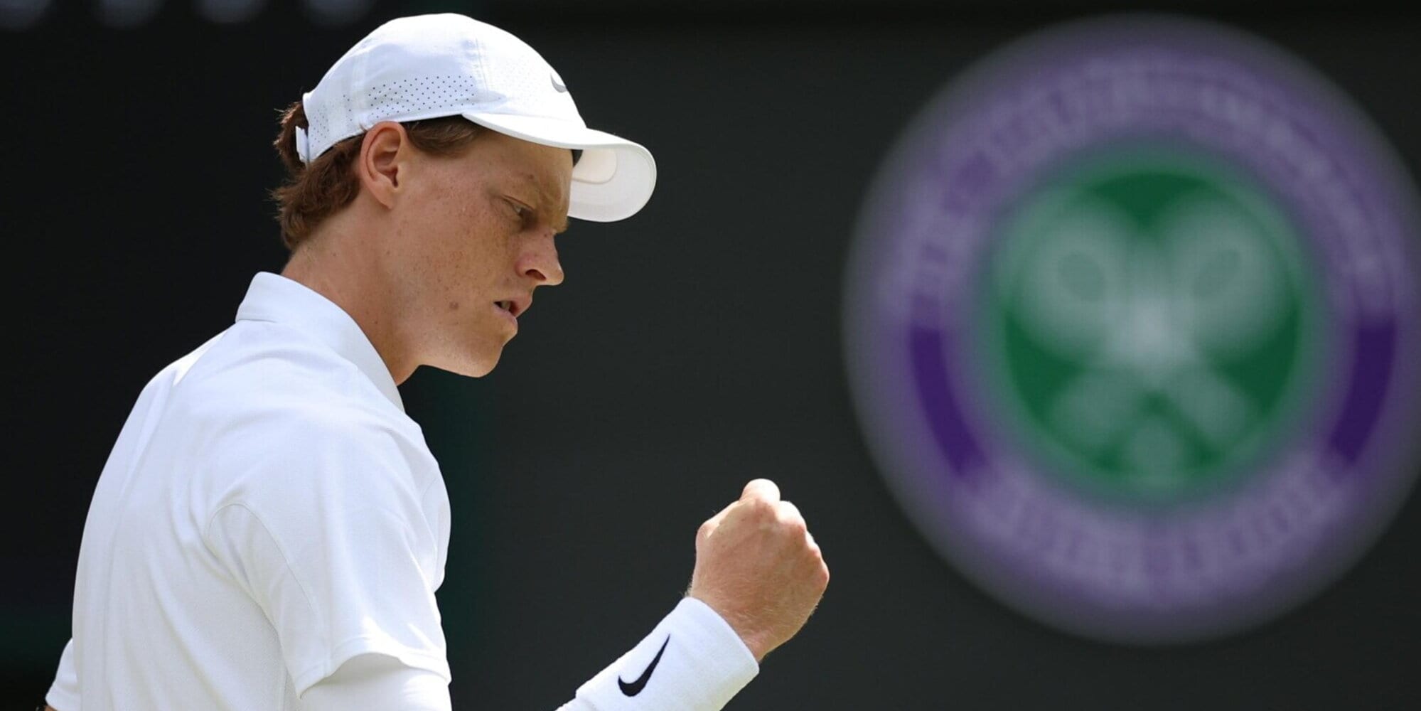 Sinner bionico: la protezione al gomito per duellare con Shelton