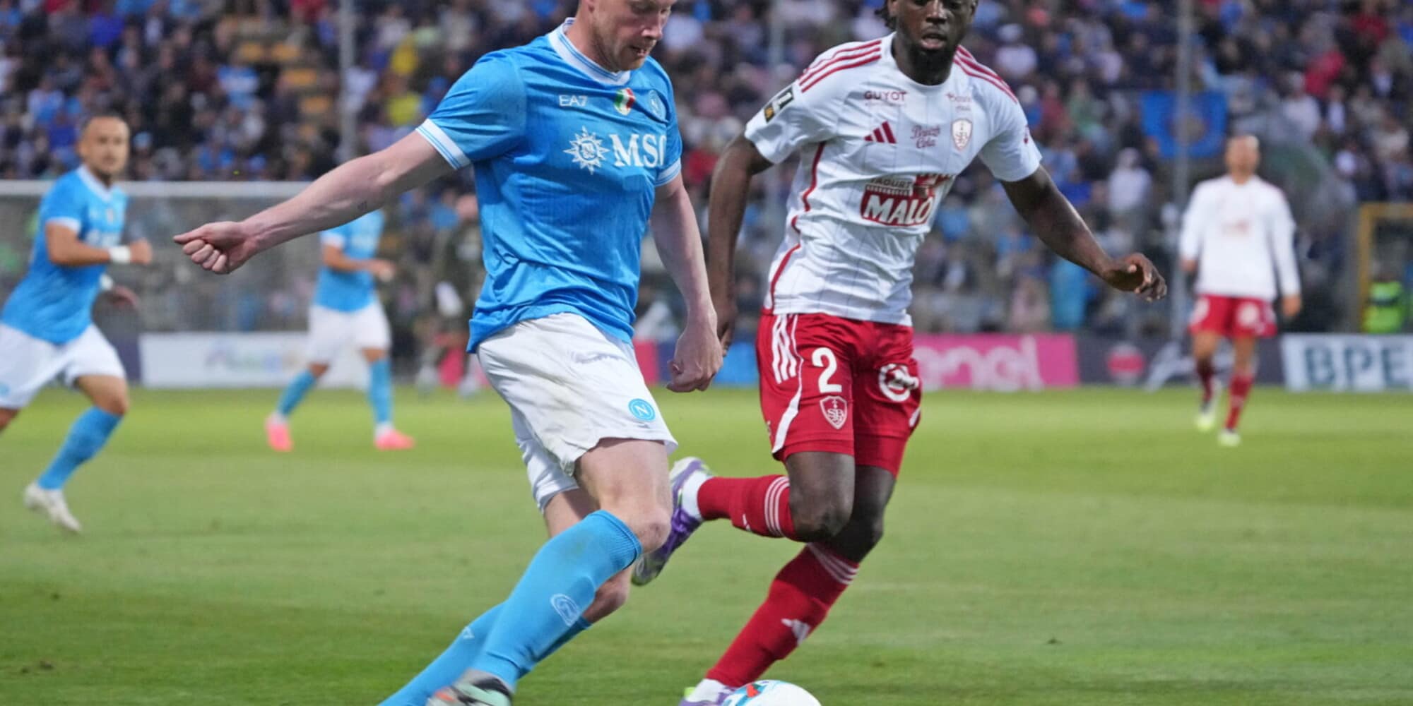 De Bruyne e Lucca brillano ma la doppietta di Ajorque decide Napoli-Brest
