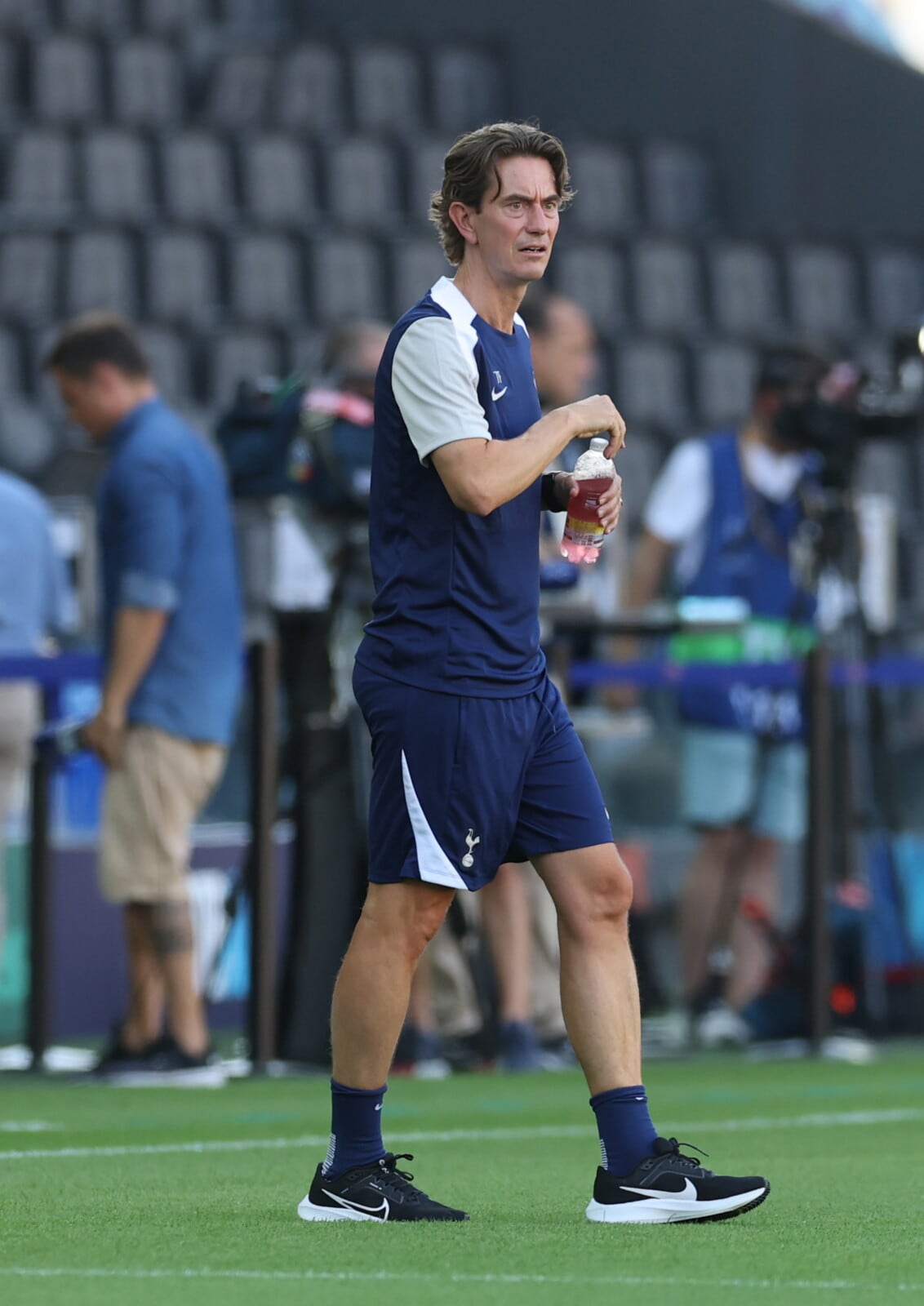 Il tecnico Thomas Frank osserva il suo Tottenham al lavoro