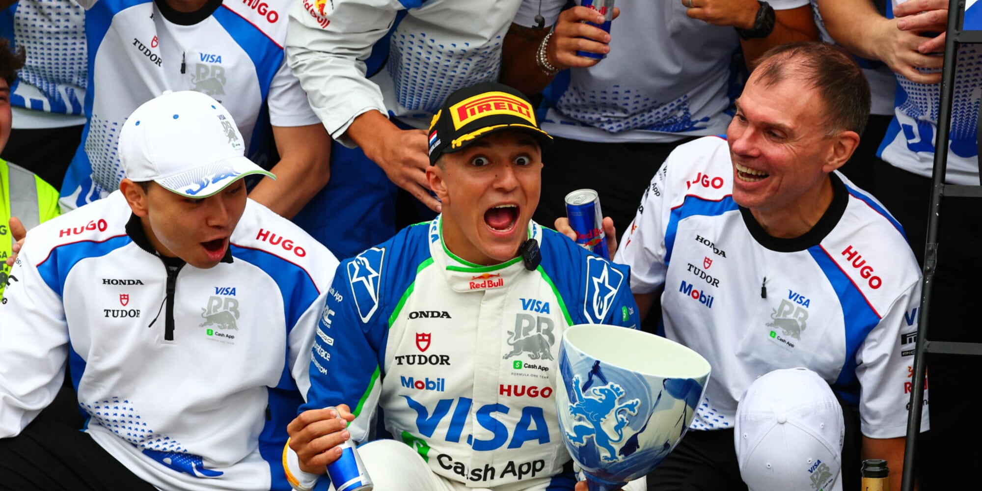 Isack Hadjar festeggia il suo primo podio in Formula 1 con il trofeo rotto.