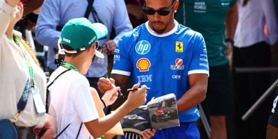 Lewis Hamilton abbraccia il suo amato bulldog Roscoe, un momento di affetto condiviso.