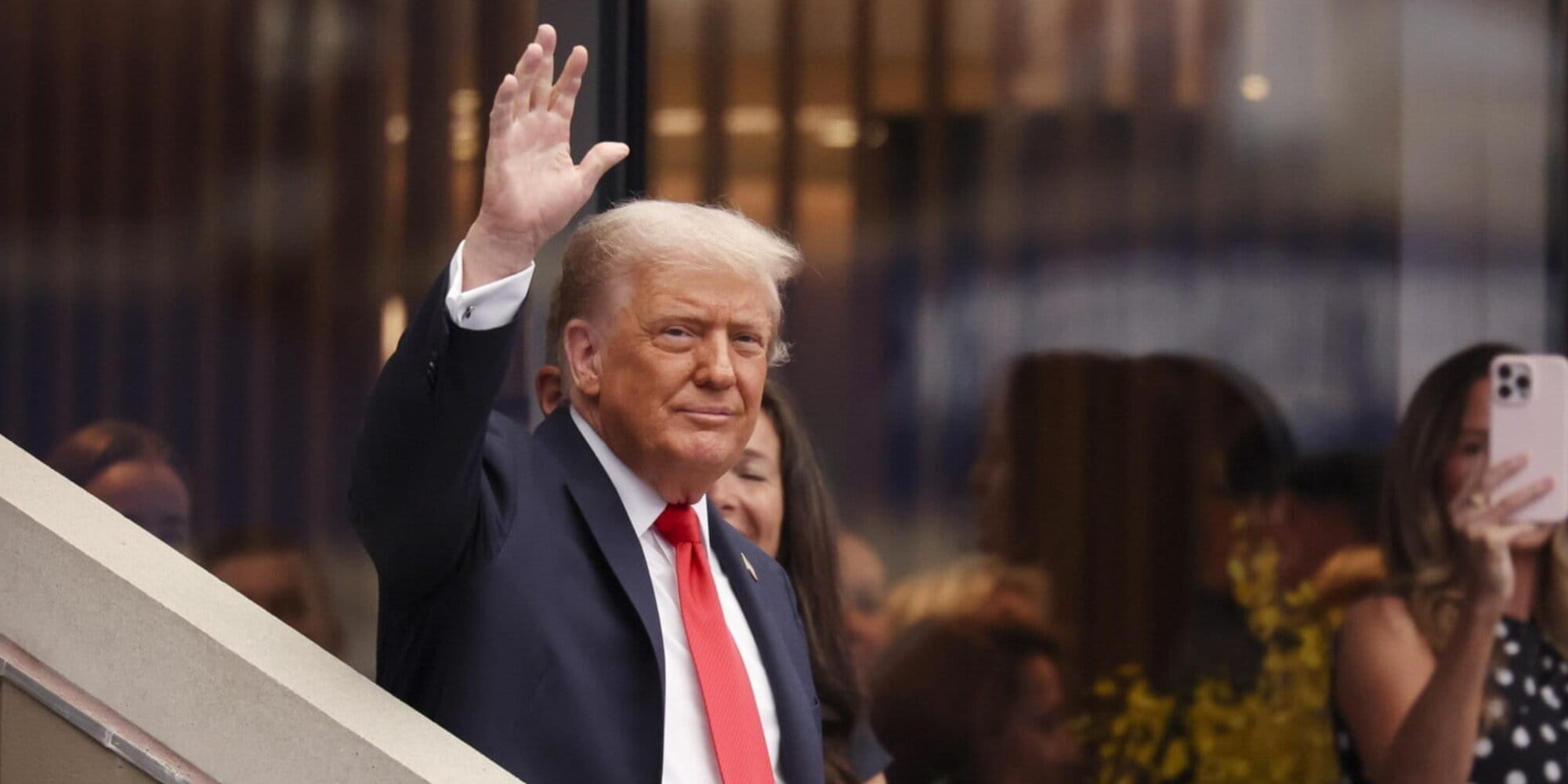 Trump è arrivato all'Arthur Ashe Stadium per Sinner-Alcaraz: saluti e sorrisi prima della finale