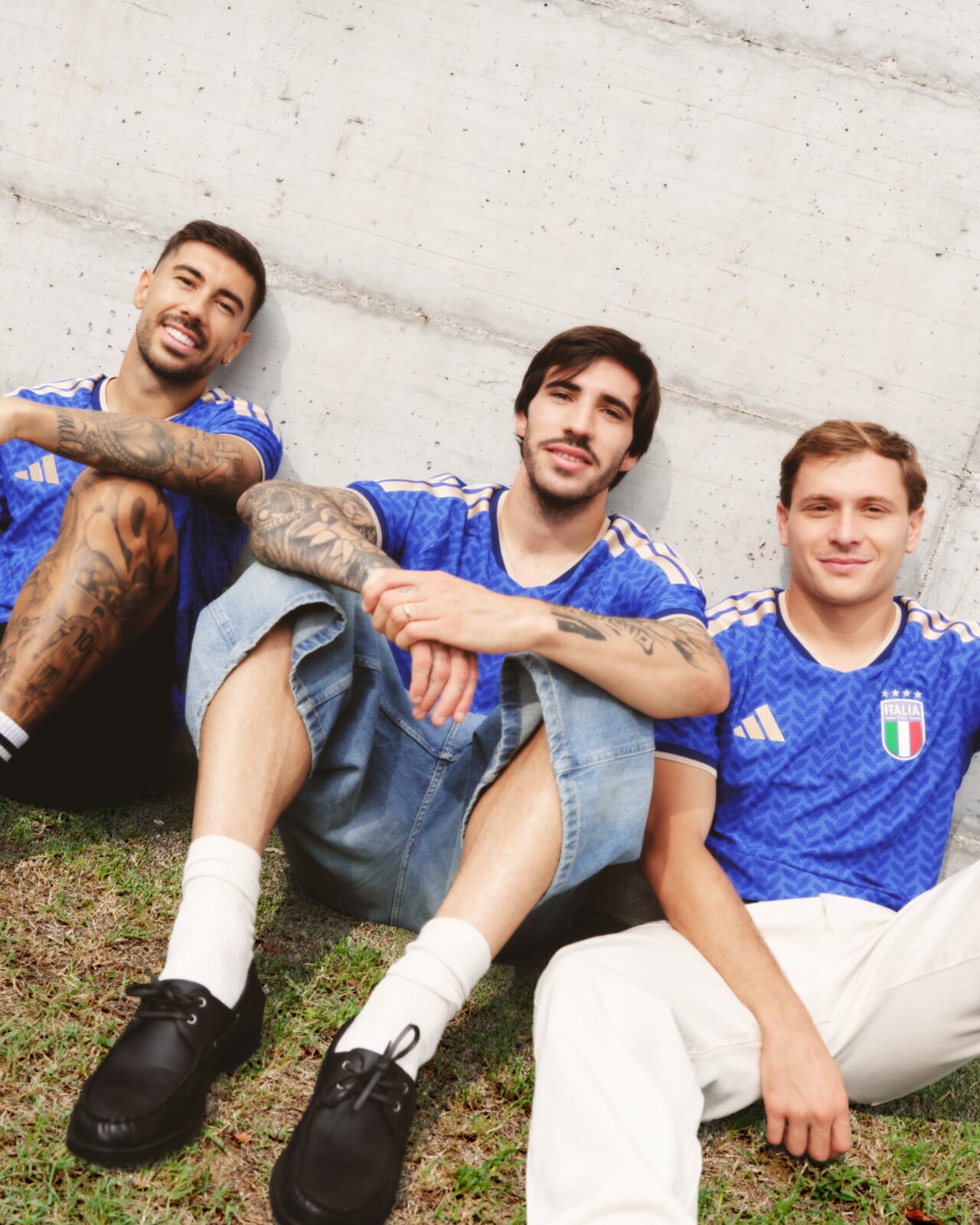 a nuova maglia combina l'identità visiva e le tradizioni storiche dell'Italia e le ritrae con un'estetica contemporanea e proiettata al futuro. 