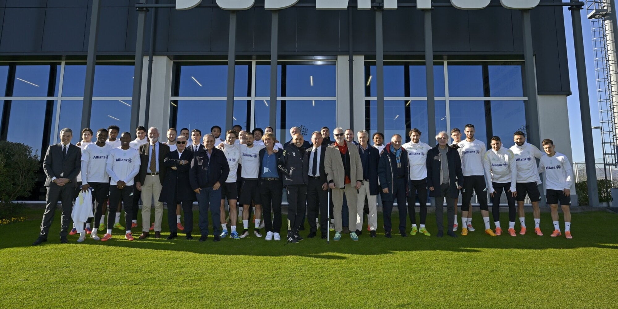 Da Platini a Tacconi: i campioni del mondo Juve 1985 alla Continassa, sorrisi e abbracci con Spalletti e Yildiz