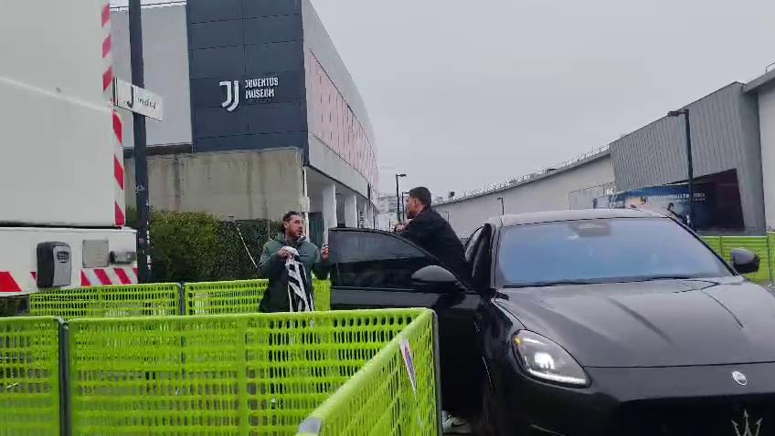 Juve, Vlahovic arriva al J Medical per gli esami dopo l’infortunio