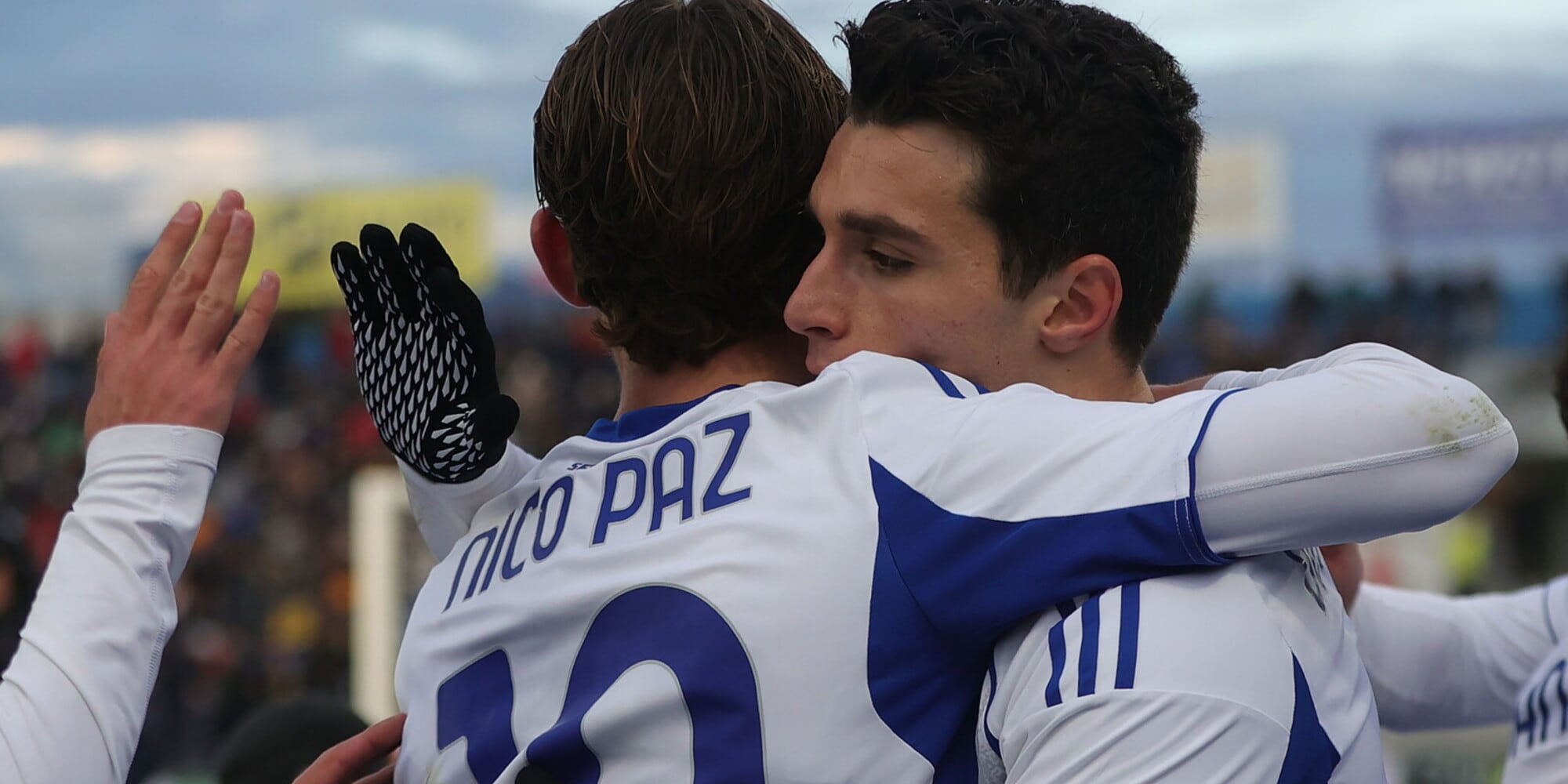 Perrone, poi doppio Douvikas: il Como batte il Pisa, Butez ipnotizza Nzola e prolunga l'imbattibilità