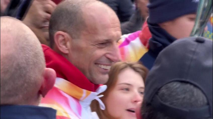 Milano-Cortina, Allegri porta la fiamma olimpica a Borgomanero