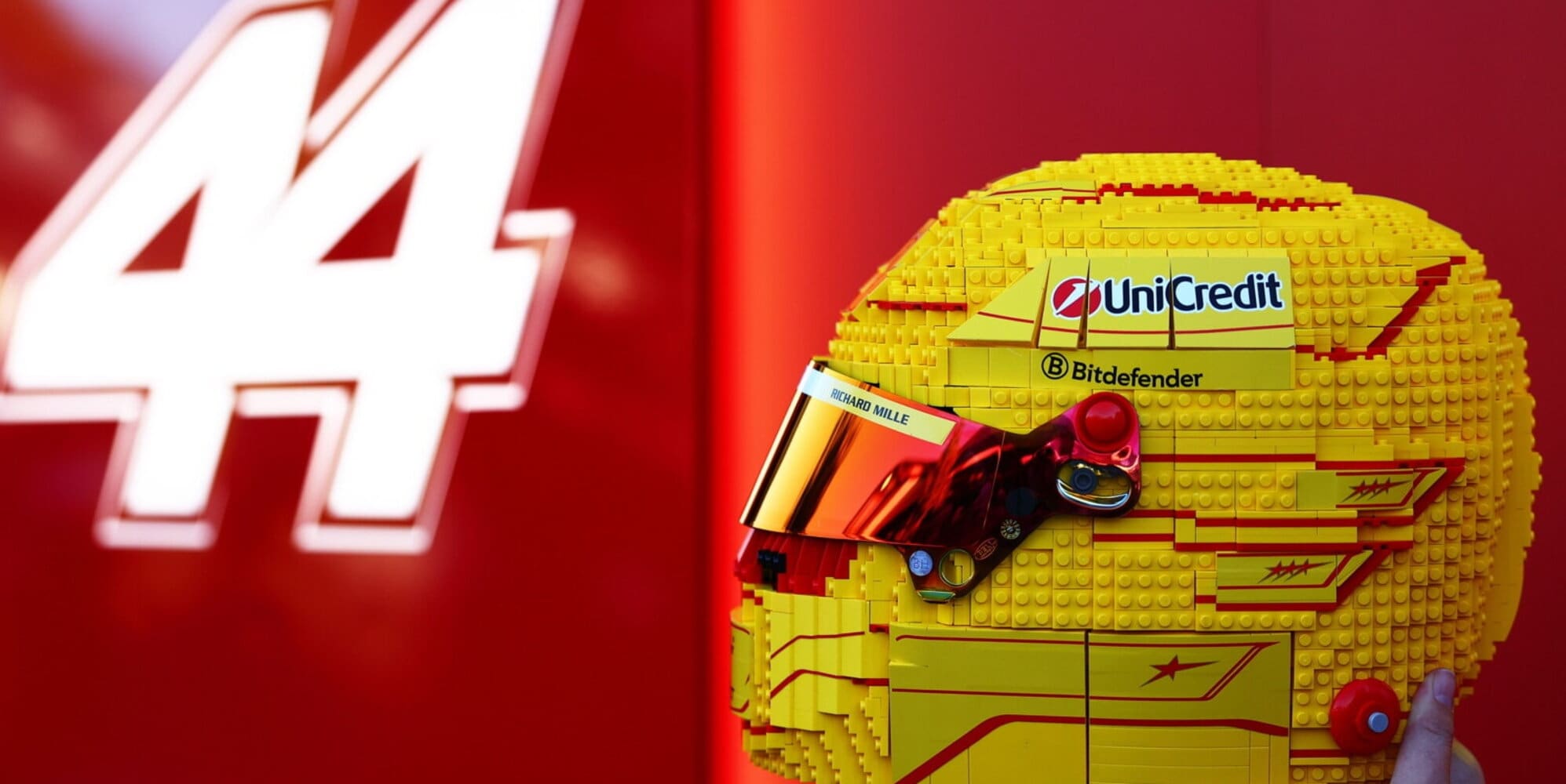 Ferrari, il casco di Lewis Hamilton diventa un Lego