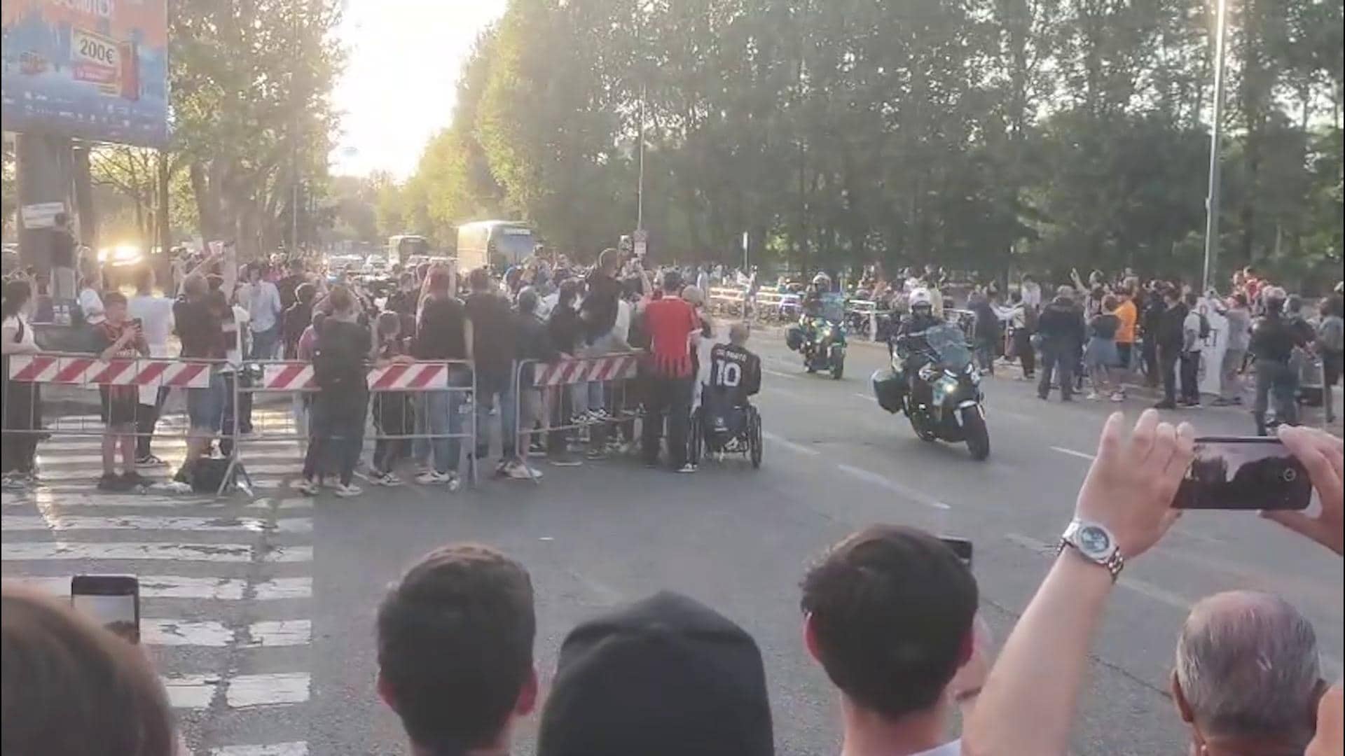 Milan-Juventus, l'arrivo del pullman bianconero tra insulti e fischi