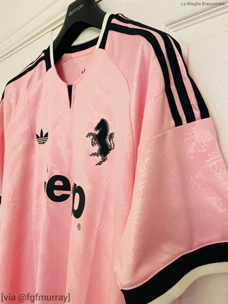 tuttosport 8211 juve maglia da trasferta 26 27 il rosa in nuove immagini ravvicinate tifosi scatenati capolavoro da Justcalcio.com tuttosport 8211 juve maglia da trasferta 26 27 il rosa in nuove immagini ravvicinate tifosi scatenati capolavoro