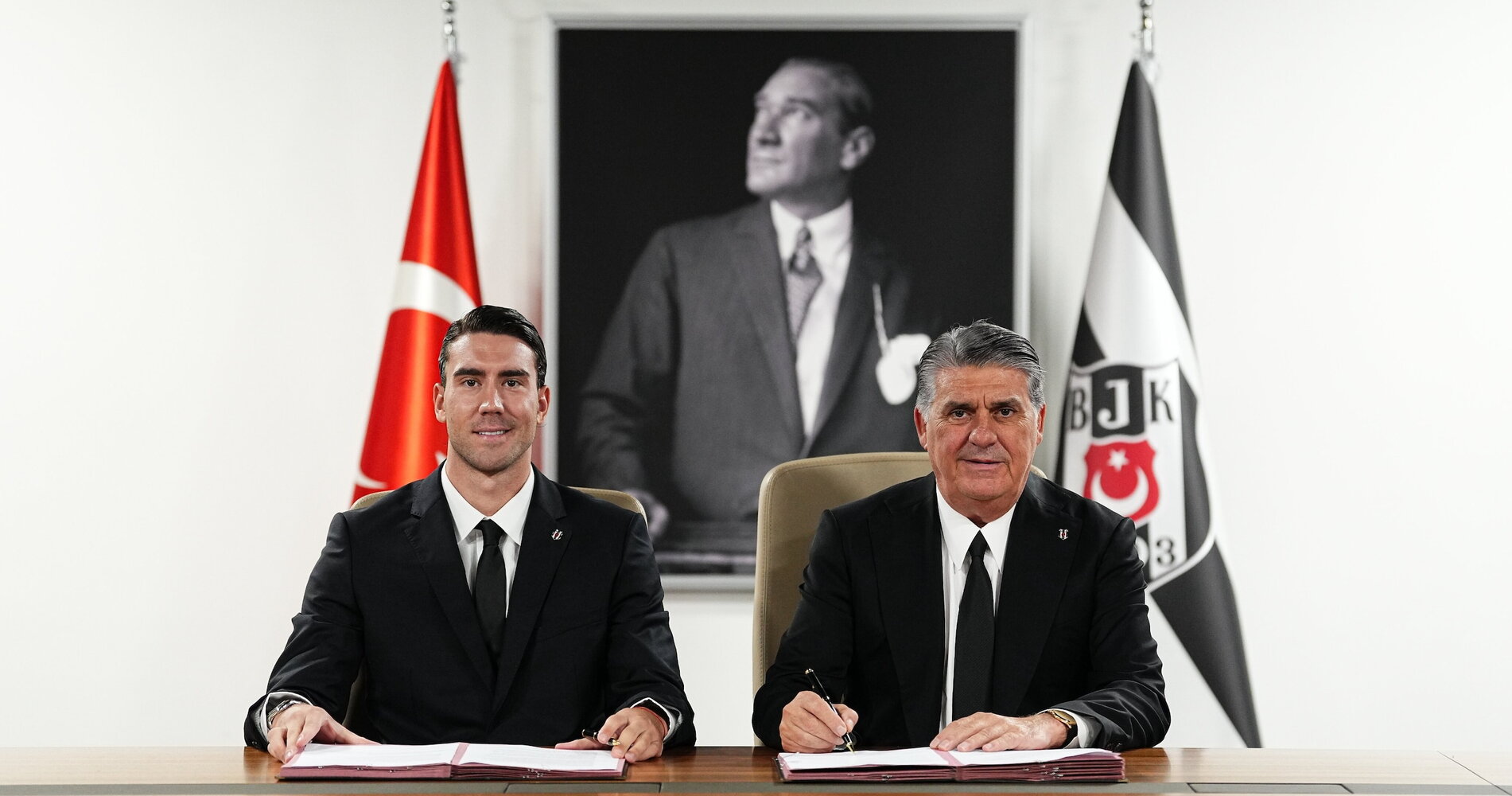 Vlahovic al Besiktas: ufficiale l'accordo triennale per l'attaccante serbo