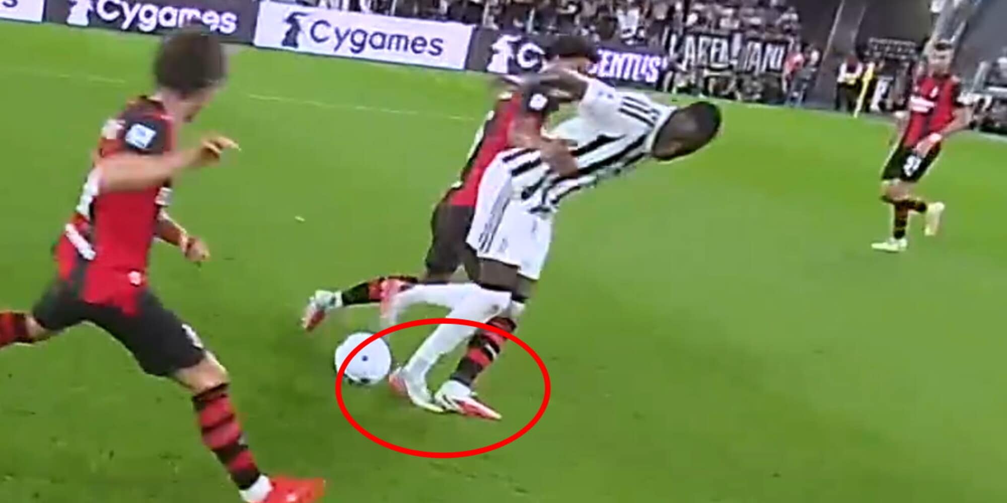 Pestone su Kolo Muani, Milan in vantaggio sulla Juve e Var muto: l’episodio fa discutere
