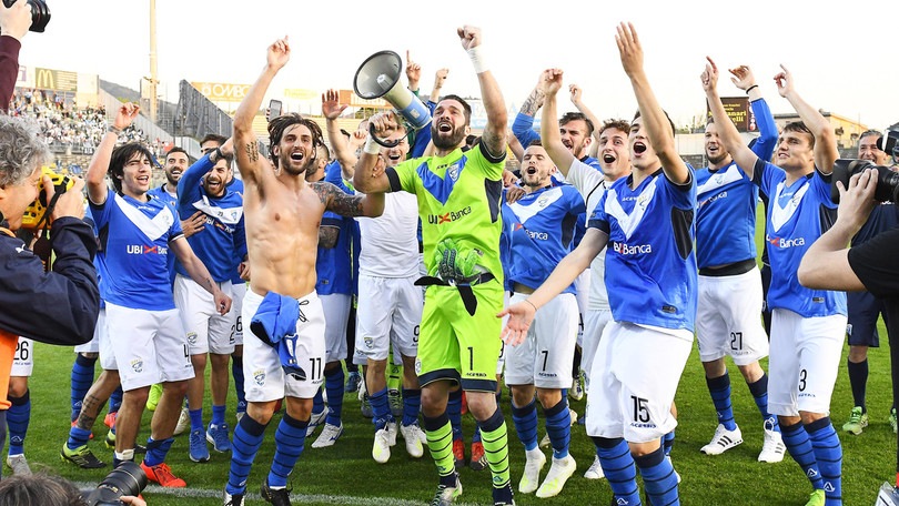 Brescia, festa promozione: il portiere Alfonso capo curva!