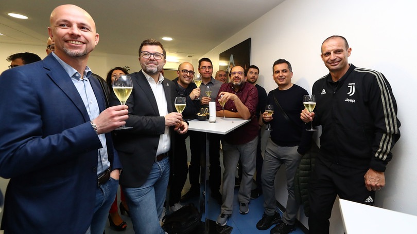 Allegri, brindisi con i giornalisti dopo l'ultima conferenza