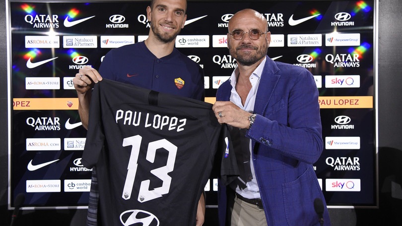 La Roma presenta Pau Lopez: eccolo con Petrachi
