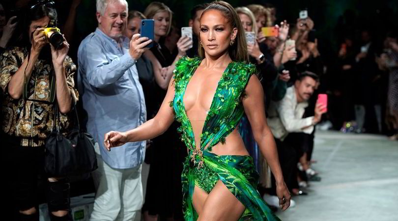 Jennifer Lopez incanta Milano con l'abito super sexy