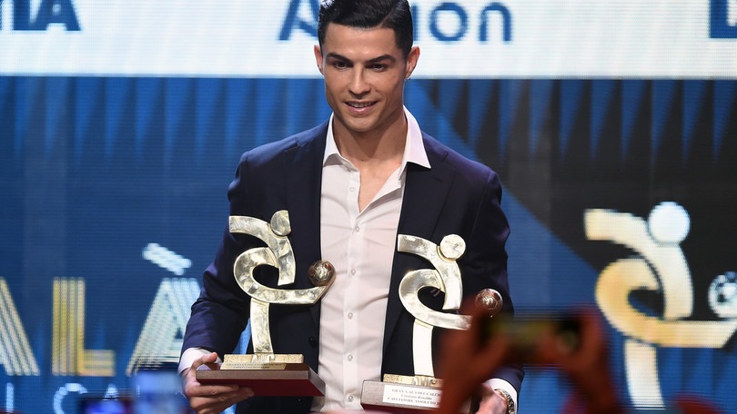 Juve, Ronaldo ritira il premio come miglior giocatore al Gran Galà del Calcio