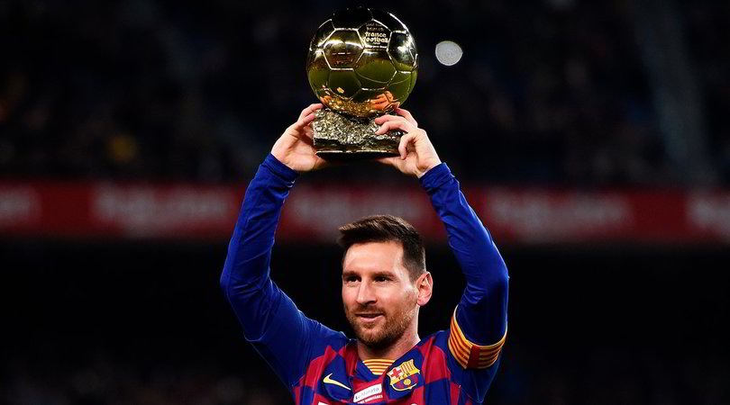 Messi trionfante con il Pallone d'Oro al Camp Nou