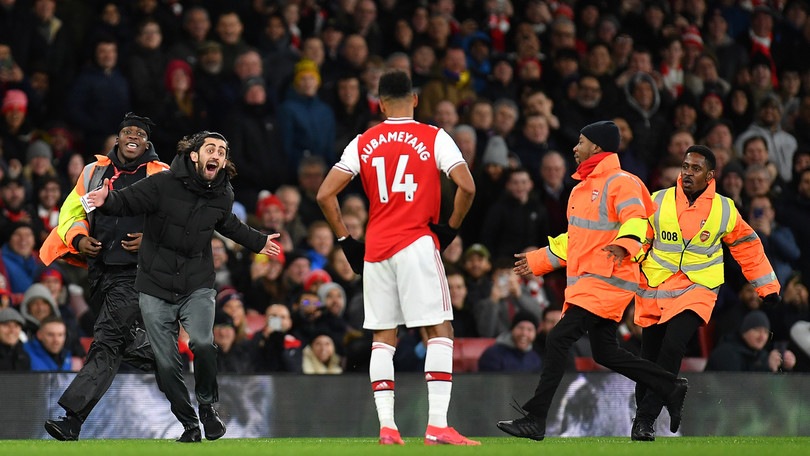 Premier, un tifoso invade il campo durante Arsenal-Newcastle