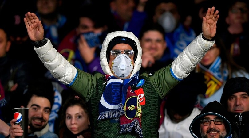 Napoli-Barcellona, i tifosi si proteggono dal Coronavirus con le mascherine