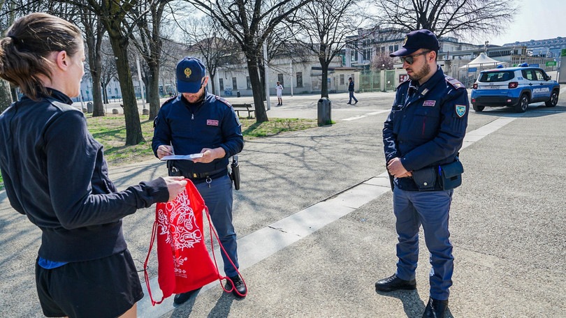 Coronavirus, runner controllati dalla Polizia nei parchi a Torino e Milano