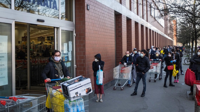 Coronavirus, code dall'alba nei supermercati