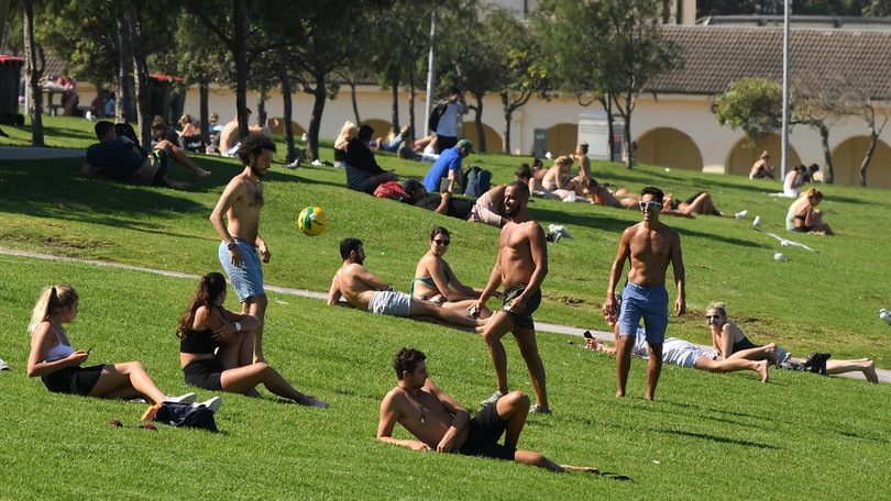 Coronavirus, ville e spiagge affollate in Australia
