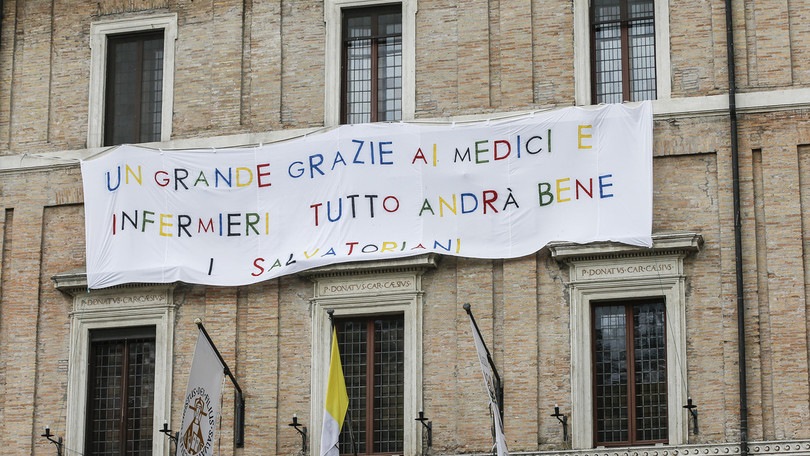 Coronavirus, in Vaticano striscione per omaggiare medici e infermieri