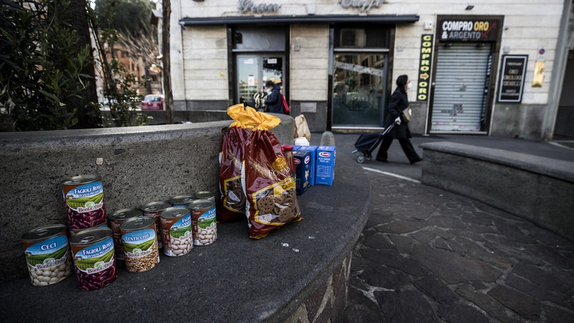 Coronavirus, Roma solidale: chi può lascia, chi ha bisogno prende