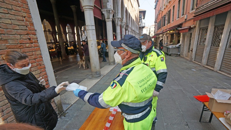 Coronavirus, a Venezia la Protezione Civile regala guanti e mascherine