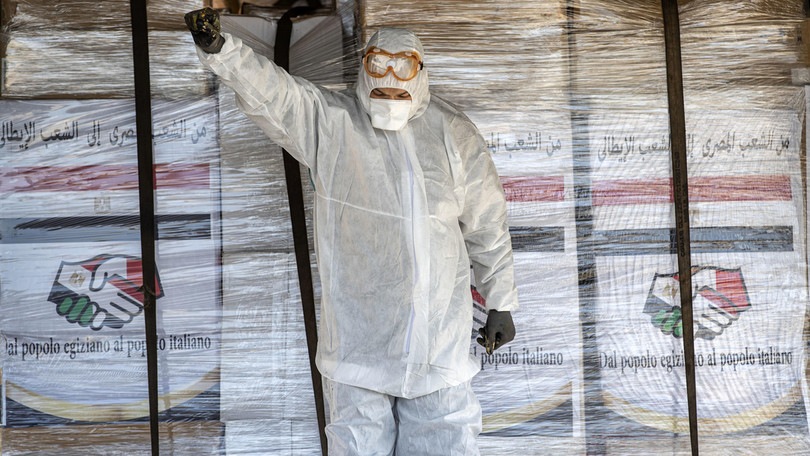 Coronavirus, l’aereo egiziano porta in Italia aiuta umanitari