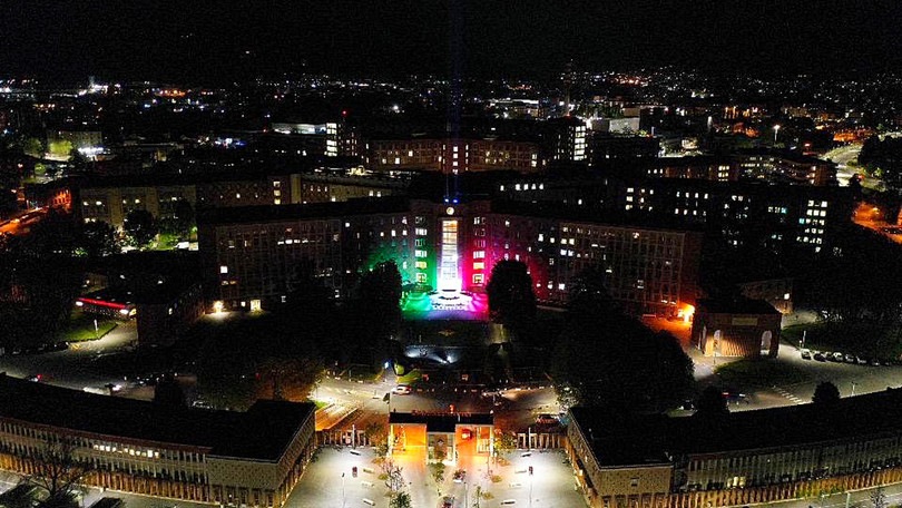 Coronavirus, a Brescia installazione luminosa con il tricolore