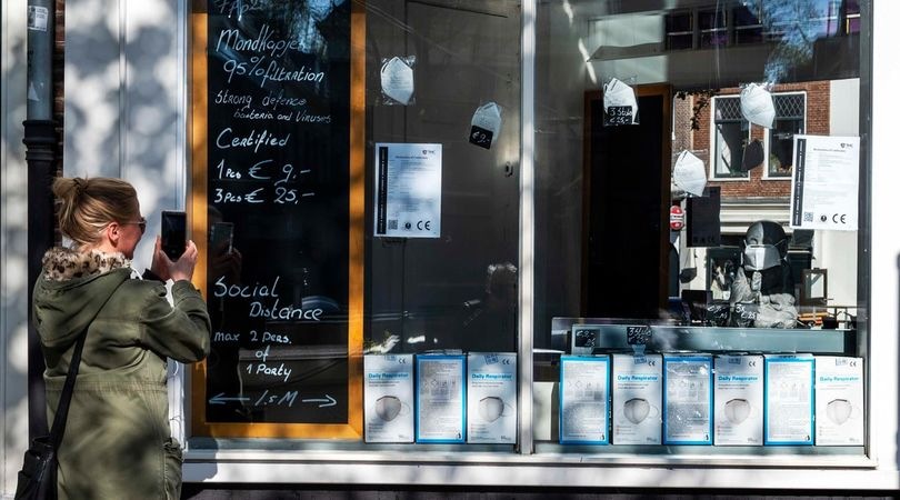 Coronavirus, da gelateria a negozio di mascherine